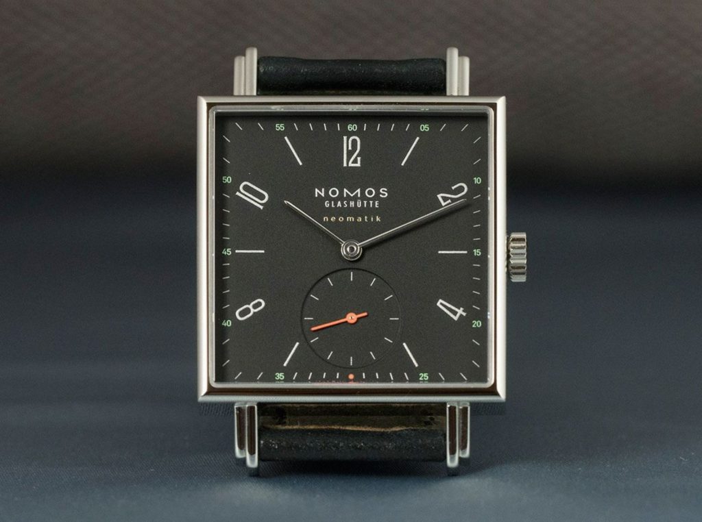 Timeless Elegance: The Appeal of Men’s Square Watches插图4